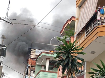 Khói lửa nghi ngút tại tầng thượng căn nhà. Ảnh:Nhật Huy.