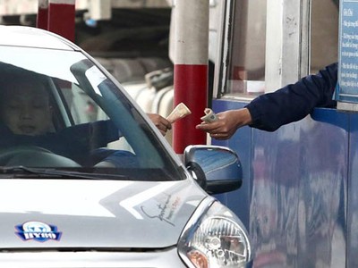 Tài xế trả tiền lẻ qua trạm BOT quốc lộ 5. Ảnh: Ngọc Thành