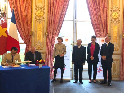 Chủ tịch Tập đoàn FLC Trịnh Văn Quyết (trái) và Phó chủ tịch Airbus phụ trách thương mại Eric Schulz (phải) ký kết hợp đồng thoả thuận mua 24 máy bay A321NEO cho Bamboo Airways dưới sự chứng kiến của Tổng Bí thư Nguyễn Phú Trọng và Chủ tịch Quốc hội Pháp François de Rugy vào tháng 3/2018 tại Pháp.