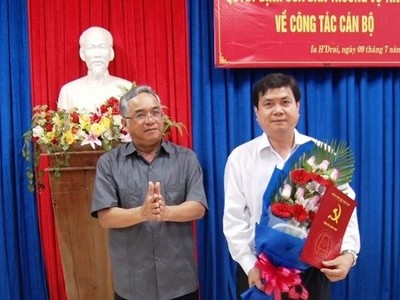 Bí thư Tỉnh ủy Kon Tum trao quyết định cho ông Nguyễn Hữu Tháp