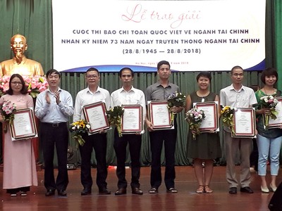 Phóng viên Hữu Hòe (thứ 5 từ phải qua) nhận nhận giải C với chùm bài viết: “Chuyện doanh nghiệp lên sàn, đừng để lời hứa gió bay” 