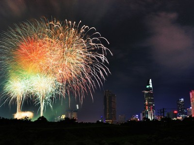 Người Sài Gòn chen chân xem bắn pháo hoa