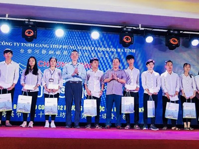 Formosa Hà Tĩnh trao 400 suất học bổng “Chắp cánh ước mơ” cho học sinh giỏi vượt khó Kỳ Anh