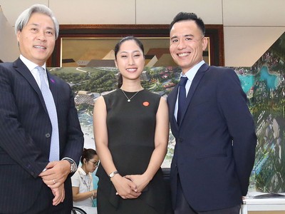 Ông Don Lam (bên trái) cùng các khách mời bên lề Hội nghị Tổng kết 30 năm thu hút FDI