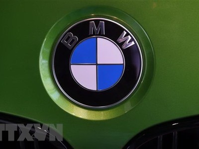 Logo của BMW trên một chiếc xe mới trưng bày tại trụ sở của hãng ở Munich, Đức. (Nguồn: AFP/TTXVN)