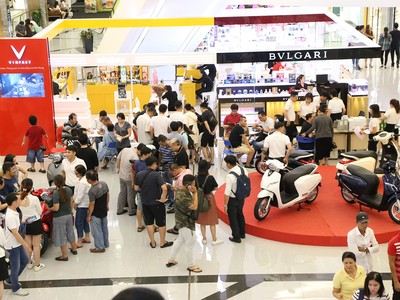 Dân Sài Gòn đội mưa bão đi mua xe Vinfast