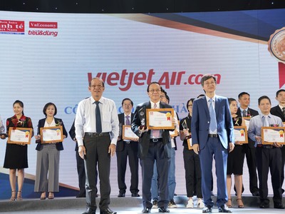 Phó tổng giám đốc Vietjet Đỗ Xuân Quang đại diện Vietjet tham dự chương trình và nhận giải thưởng từ ban tổ chức.