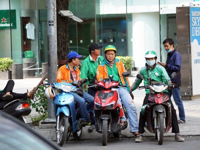 Những lái xe Grab trên đường Hà Nội. Ảnh:Anh Tú