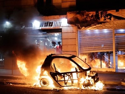 Ôtô bị đốt cháy gần tòa thị chính Paris ngày 8/12. Ảnh:AFP.