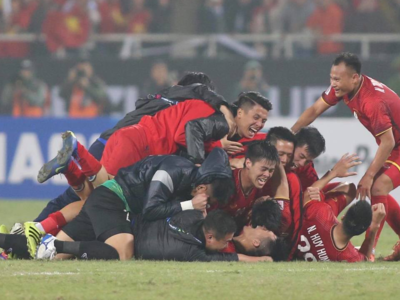 Các cầu thủ Việt Nam ăn mừng sau khi trận chung kết với Malaysia kết thúc.