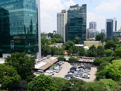 Khu đất vàng có diện tích gần 5.000 m2 ở số 8-12 Lê Duẩn được dùng làm bãi giữ xe nhiều năm qua. Ảnh:Quỳnh Trần