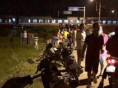 Hiện trường va chạm giữa ôtô và tàu hỏa. Ảnh: Minh Tiên.