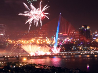 Đà Nẵng bắn pháo hoa trong mưa