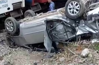 Xe Innova bẹp dúm sau va chạm. Ảnh:Lam Sơn.