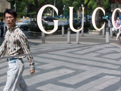 Một người đàn ông đi qua cửa hàng Gucci tại Thượng Hải, Trung Quốc. Ảnh:CNN