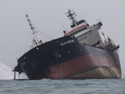 Aulac Fortune nghiêng hẳn về một bên. Ảnh:AFP.