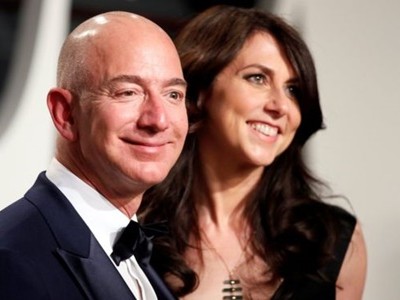 Jeff Bezos và MacKenzie tại bữa tiệc ở California năm 2017. Ảnh:Reuters.