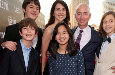 Ông chủ Amazon - Jeff Bezos cùng vợ và các con. Ảnh:AFP