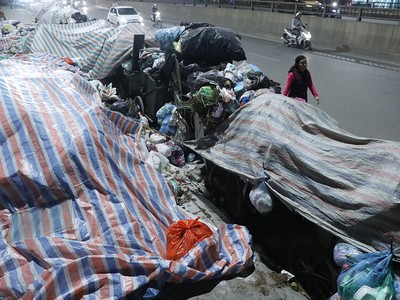 Rác chất cao quá đầu người sau 3 ngày ứ đọng ở Hà Nội