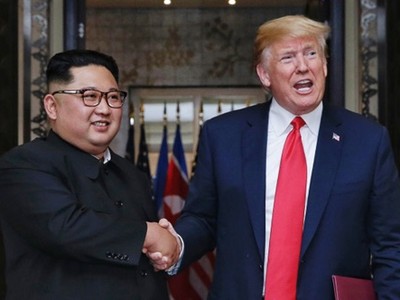 Trump (phải) và Kim Jong-un tại hội nghị thượng đỉnh đầu tiên ở Singapore tháng 6/2018. Ảnh: Reuters.