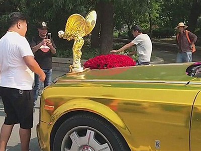 Biểu tượng ngoại cỡ trên chiếc Rolls-Royce thu hút sự chú ý của nhiều người đi đường.