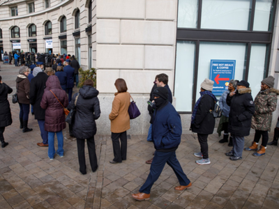 Nhân viên liên bang xếp hàng lấy suất ăn khi chính phủ Mỹđóng cửa. Ảnh:NYT