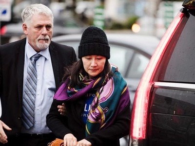 Giám đốc tài chính Huawei Mạnh Vãn Chu (phải). Ảnh:AP.