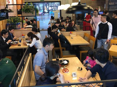 Hàng quán Hà Nội kín khách sau nghỉ Tết