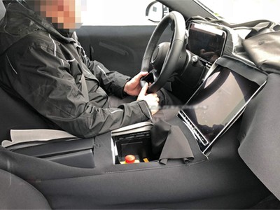 Màn hình cảm ứng lớn xuất hiện trên Mercedes S-class thế hệ mới đang trong quá trình thử nghiệm. Ảnh:Carscoops