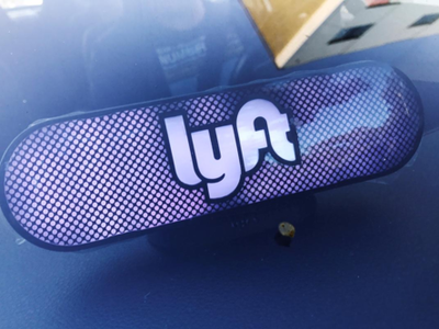 Một xe hơi chạy cho Lyft trên đường phố California (Mỹ). Ảnh:Reuters