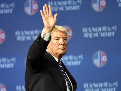 Tổng thống Mỹ - Donald Trump vẫy tay chào kết thúc họp báo sau hội nghị thượng đỉnh Mỹ - Triều tại Hà Nội ngày 28/2.Ảnh: Giang Huy