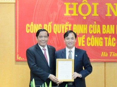 Đồng chí Nguyễn Thanh Bình trao quyết định cho đồng chí Hoàng Trung Dũng.