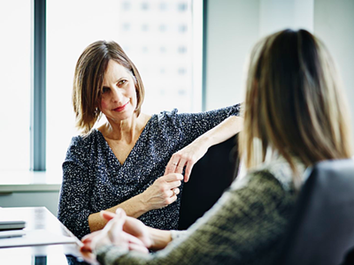 Bạn nên thảo luận thêm về quyết định không tăng lương bằng các câu hỏi một cách cầu thị.Ảnh: Gettty