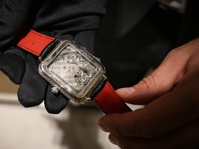 Đồng hồ cơ giống AppleWatch giá 15 tỷ đồng đến Việt Nam