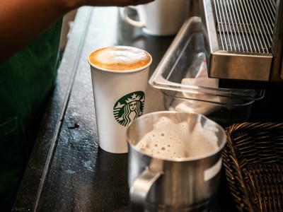 Starbucks muốn tìm kiếm những đột phá mới thông qua đầu tư vào startup. Ảnh:Bloomberg.