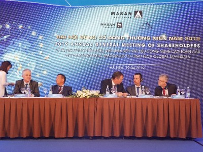 Đoàn chủ tọa trả lời câu hỏi của cổ đông