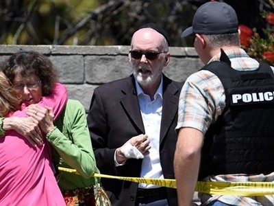 Cảnh sát phong tỏa bên ngoài giáo đường Chabad ở thành phố Poway, bang California, Mỹ. Ảnh:AP.