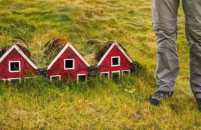 Ở Iceland, người dân thậm chí còn xây những ngôi nhà tíhon cho yêu tinh ở. Ảnh:Go NOMAD Travel.