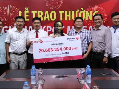 à M.H (ngụ Cần Thơ) lãnh giải thưởng trị giá hơn 20 tỷ đồng sau khi mua 40.000 đồng tiền vé số.