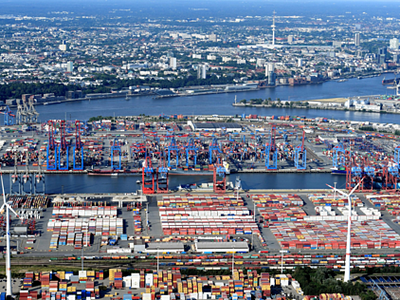 Một cảng bốc dỡ hàng hóa tại Hamburg (Đức). Ảnh:Reuters