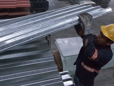 Công nhân làm việc tại một nhà máy nhôm thép ở Mexico tháng 5/2018. Ảnh: AFP.