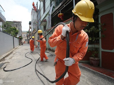 Công nhân điện lực Hà Nội kéo dây sửa chữa lưới điện.Ảnh: Ngọc Thành