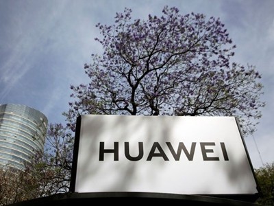 Logo Huawei tại một trạm chờ xe buýt ở Mexico hồi tháng hai. Ảnh: Reuters.