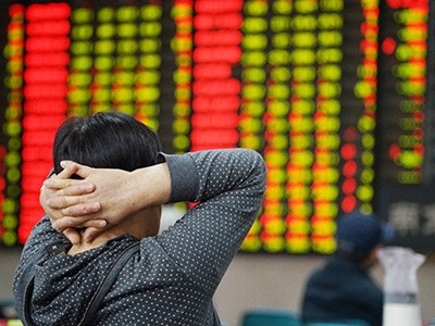 Nhà đầu tư theo dõi bảng giá tại sàn giao dịch chứng khoán ở Nam Kinh, Trung Quốc, ngày 20/5. Ảnh:VCG.