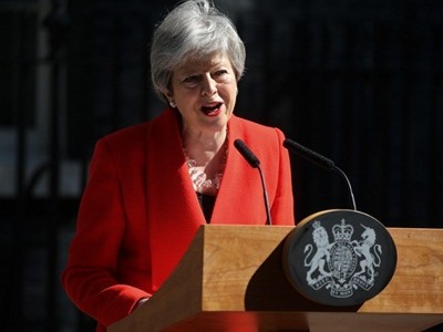 Bà May tuyên bố từ chức trước Văn phòng Thủ tướng, số 10 phố Downing. Ảnh:AFP.