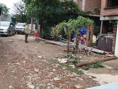 Công an và quản lý thị trường kiểm tra tại cơ sở nghi làm giả ống thép 