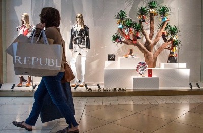 Người mua sắm đi qua cửa hàng của Louis Vuitton trong dịp Black Friday.Ảnh: AFP