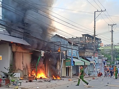 Lửa bùng lên dữ dội ở phía trước cửa hàng. Ảnh: An Nam.