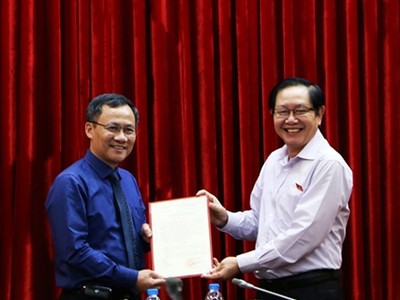 Bộ trưởng Lê Vĩnh Tân trao quyết định cho đồng chí Hoàng Quốc Long