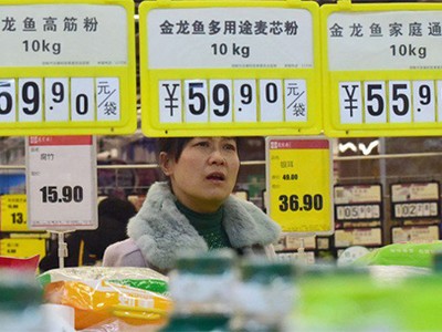 Một phụ nữ Trung Quốc trong siêu thị hồi tháng 3. Ảnh: Reuters.